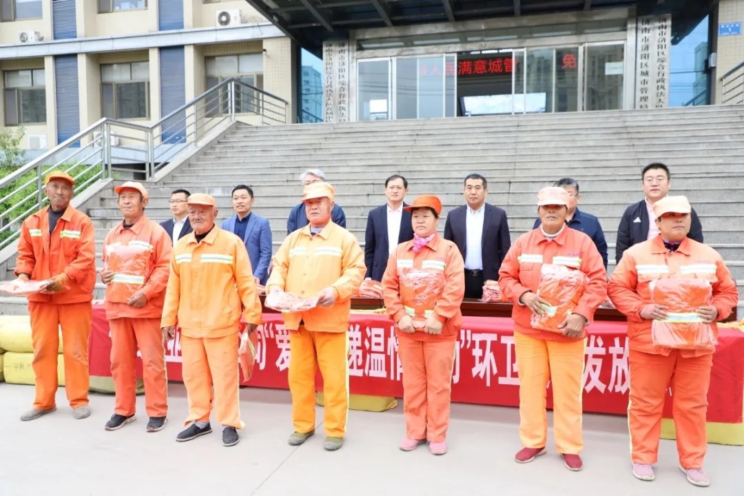 愛心傳遞 溫情捐贈—長田實業(yè)向環(huán)衛(wèi)工人捐贈環(huán)衛(wèi)服裝1200余套 愛心傳遞 溫情捐贈—長田實業(yè)向環(huán)衛(wèi)工人捐贈環(huán)衛(wèi)服裝1200余套