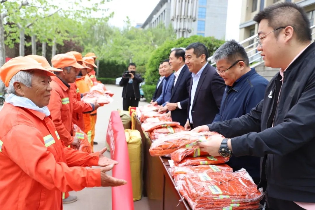 愛心傳遞 溫情捐贈—長田實業(yè)向環(huán)衛(wèi)工人捐贈環(huán)衛(wèi)服裝1200余套 愛心傳遞 溫情捐贈—長田實業(yè)向環(huán)衛(wèi)工人捐贈環(huán)衛(wèi)服裝1200余套