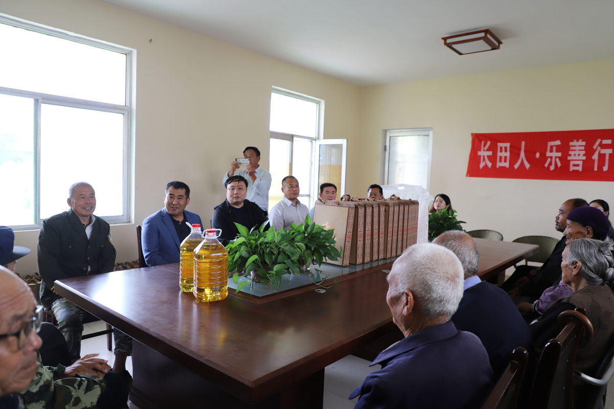 慰問孤寡老人 傳遞濃濃溫情 ——長田實業(yè)董事長張勇為濟陽街道敬老院老人送去中秋祝福 慰問孤寡老人 傳遞濃濃溫情 ——長田實業(yè)董事長張勇為濟陽街道敬老院老人送去中秋祝福