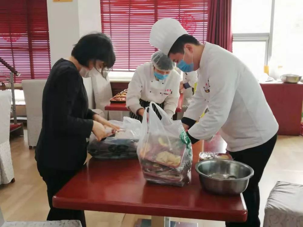 暖心!長田實業(yè)為堅守一線的疾控中心醫(yī)護人員送去愛心餐 暖心!長田實業(yè)為堅守一線的疾控中心醫(yī)護人員送去愛心餐