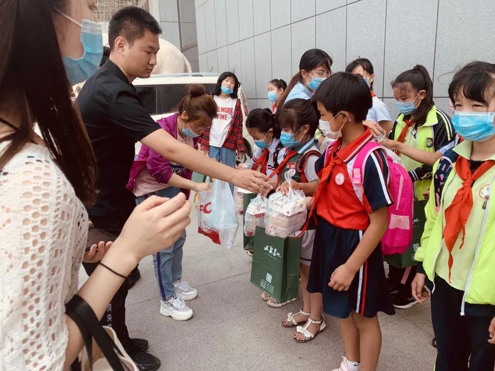 大手牽小手 溫情暖童心 —華百廣場攜手區(qū)婦聯(lián)、肯德基開展六一兒童節(jié)獻愛心活動