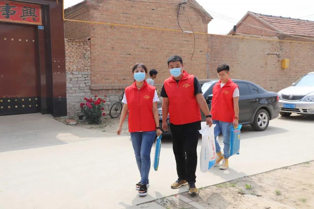 扶貧濟(jì)困獻(xiàn)愛心 真情幫扶暖人心 —長田實(shí)業(yè)團(tuán)委開展“金暉助老?青年文明號送溫暖”活動 扶貧濟(jì)困獻(xiàn)愛心 真情幫扶暖人心 —長田實(shí)業(yè)團(tuán)委開展“金暉助老?青年文明號送溫暖”活動