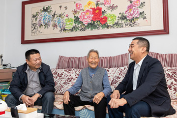 歲月含香 愛在重陽——濟(jì)陽區(qū)民政局?jǐn)y手長田實業(yè)走訪慰問高齡老人